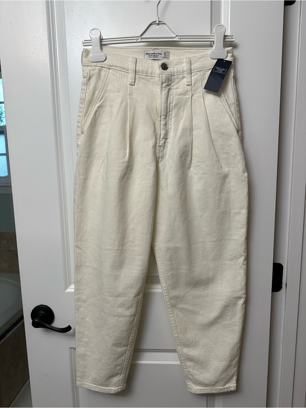 NWT Abercrombie & Fitch The 80s Mom Jean Ultra High Rise Pleated - 27/4 Short